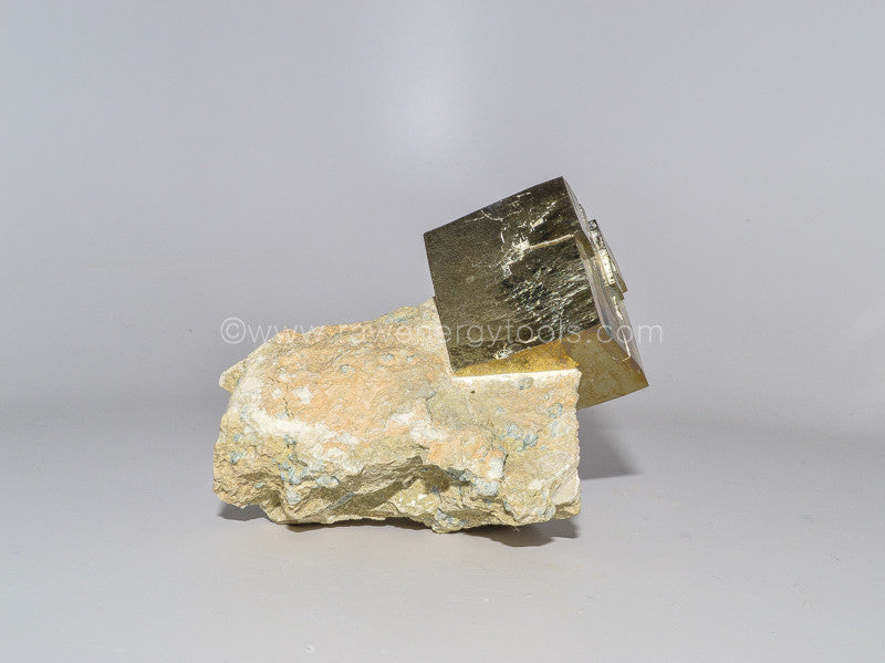 WHY DO SOME CRYSTALS SHINE? UNDERSTANDING LUSTER